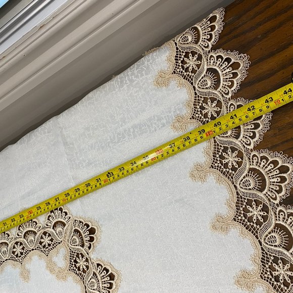 Gorgeous Lace Embroidered Small Tablecloth, NWOT - Picture 6 of 6